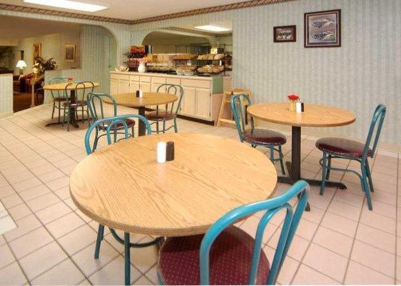 Quality Inn Oakwood Restaurant photo